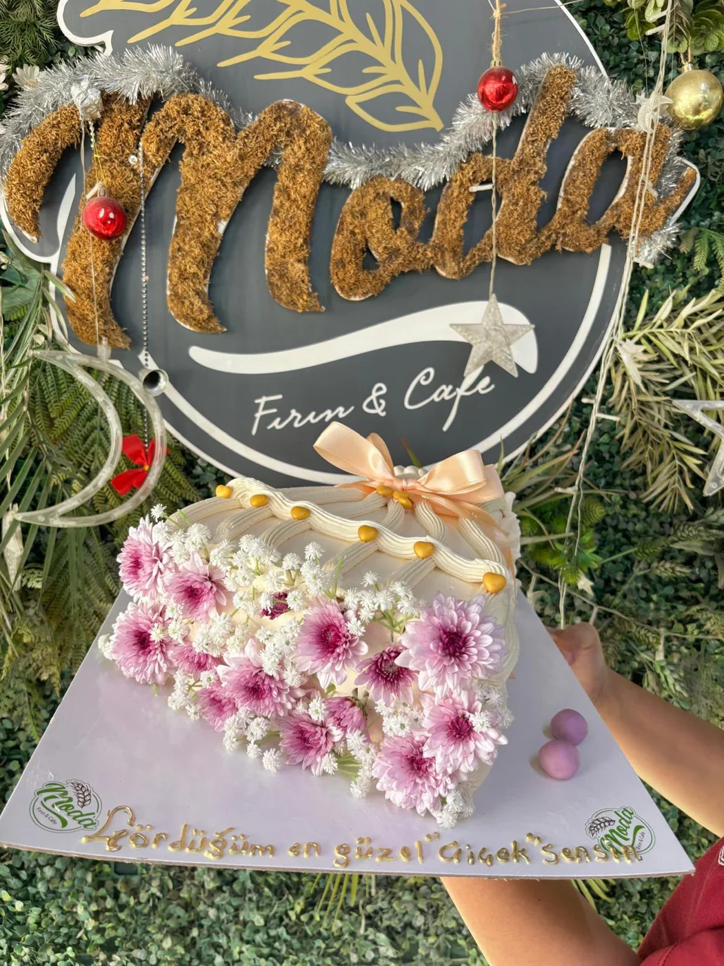 Moda Fırın Cafe’nin çiçek süslemeli özel pastası